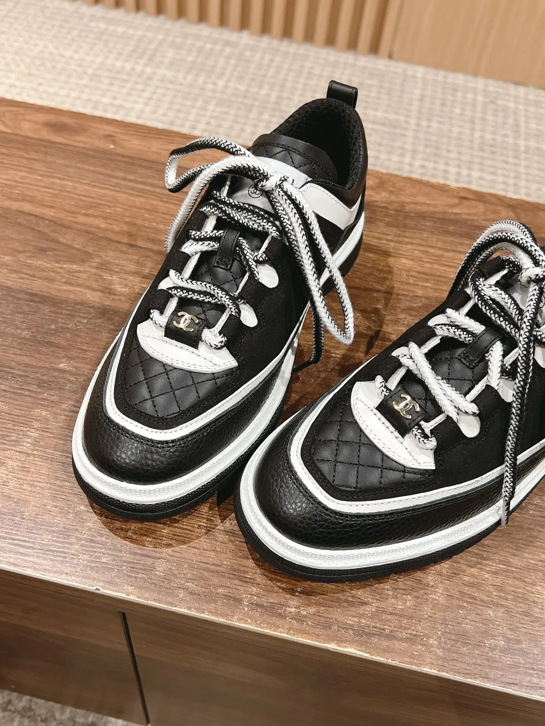 👟👟Ex-factory price 560👟👟 𝐂𝐇𝐀𝐍𝐄𝐋 Chanel’s new Milan catwalk sneakers, double C square round toe lace-up casual shoes, trendy shoes. This style is definitely Xiaoxiang’s hottest thing this season. You can’t buy this series at the counter. I wish I could weld it on my feet. It’s easy to wear and unique. It’s different from the previous style. It doesn’t have a big logo. Low-key and high-end. The light British-style square toe and the softness of the rhombus are perfectly blended together. There is a feeling that 1️⃣➕1️⃣ is greater than 3. The classic contrasting color combination is brilliant and not obtrusive. It can be paired with short skirts, shorts, denim, and trendy clothes. The sense of fashion is instantly improved by several levels. Upper: cowhide stitched with suede. Inner: breathable mesh. Sole: Original molded 𝐓𝐏𝐔 outsole Heel height: 4𝐂𝐌 Size: 35-40